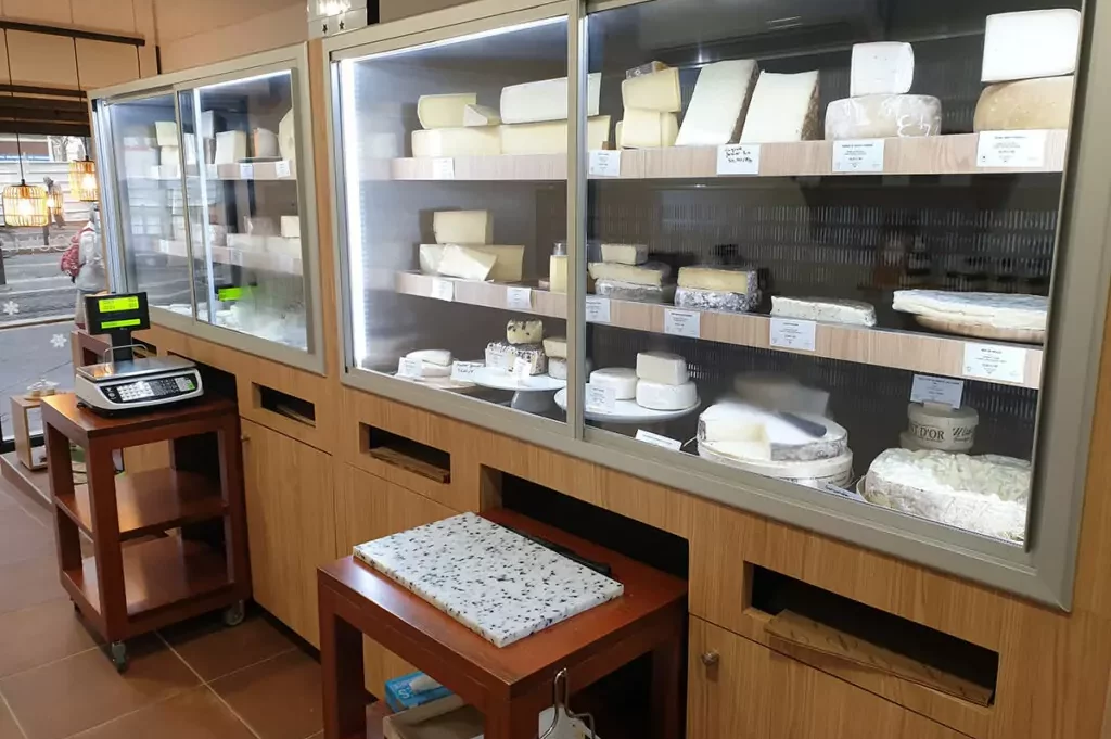 Vitrine réfrigérée fromagerie sur-mesure